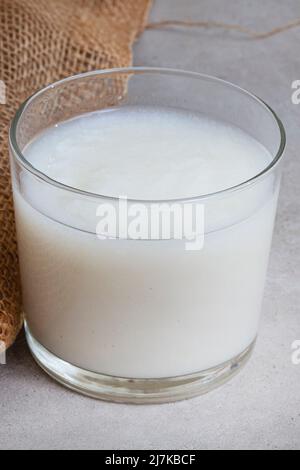 Südafrikanisches Getränk aus fermentiertem Mais oder Pap namens Mageu Stockfoto