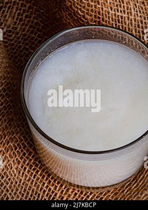 Südafrikanisches Getränk aus fermentiertem Mais oder Pap namens Mageu Stockfoto