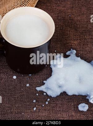 Südafrikanisches Getränk aus fermentiertem Mais oder Pap namens Mageu Stockfoto