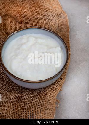 Südafrikanisches traditionelles Getränk aus fermentierter Milch, Amasi Stockfoto