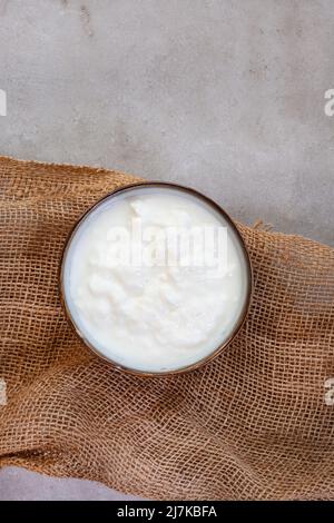 Südafrikanisches traditionelles Getränk aus fermentierter Milch, Amasi Stockfoto