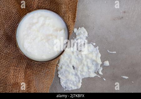 Südafrikanisches traditionelles Getränk aus fermentierter Milch, Amasi Stockfoto