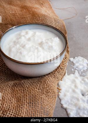 Südafrikanisches traditionelles Getränk aus fermentierter Milch, Amasi Stockfoto