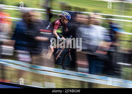 Laura Stigger aus Österreich im Einsatz beim UCI-Rennen MTB World Cup in Albstadt, Deutschland, 8. Mai 2022. (CTK Photo/Michal Cerveny) Stockfoto