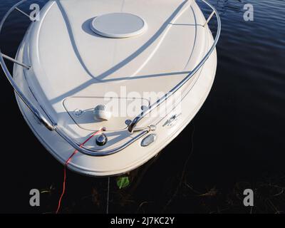 Blick von oben auf den festgetäuten Motorboot-Bug auf einen See Stockfoto