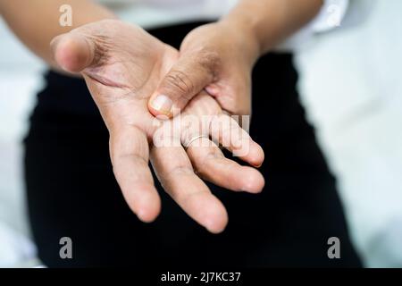 Asiatische ältere oder ältere alte Dame Frau Patientin fühlen Schmerzen ihr Handgelenk und die Hand auf dem Bett in Krankenpflegeabteilung, gesund starke medizinische Konzept. Stockfoto