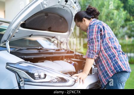 Haube öffnen Mechaniker motor System prüfen, Schäden Car Crash, und reparieren Sie sie. Stockfoto