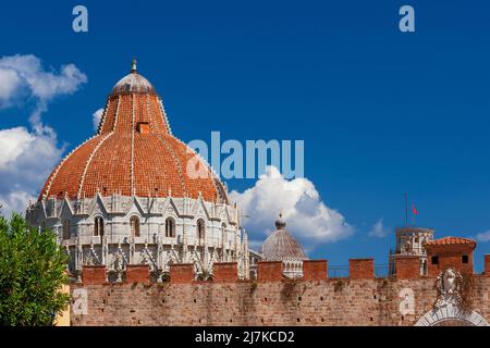 Pisa berühmtesten drei Sehenswürdigkeiten: Schiefen Turm, Baptisten und Kathedrale Kuppeln, von außerhalb der Stadt alten Mauern gesehen, mit blauem Himmel und weißen Klo Stockfoto