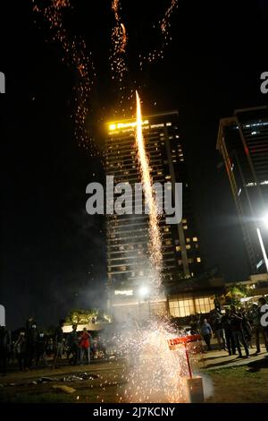 Colombo, Westren, Sri Lanka. 9.. Mai 2022. Regierungsnahe Demonstranten versammeln sich während eines Zusammenstoßes in Colombo vor dem Wohnsitz des Premierministers. Der Präsident von Sri Lanka, Gotabhaya Rajapakse, hat den Ausnahmezustand ausgerufen, da die regierungsfeindlichen Proteste zunehmen. Anhänger der Regierungspartei Sri Lankas stürmten einen Hauptprotestplatz in Colombo, griffen regierungsfeindliche Demonstranten an und kollidierten mit der Polizei.die Schatten dokumentieren dann, wie ihr Protest ordnungsgemäß fortgesetzt wurde und wann sie nicht unterhalten wurden. (Bild: © Hirantha Withanage/Pacific Press via ZUMA Press Wire) Stockfoto