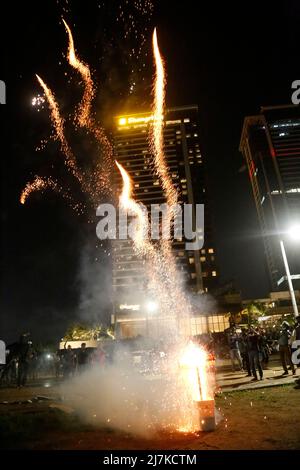 Colombo, Westren, Sri Lanka. 9.. Mai 2022. Regierungsnahe Demonstranten versammeln sich während eines Zusammenstoßes in Colombo vor dem Wohnsitz des Premierministers. Der Präsident von Sri Lanka, Gotabhaya Rajapakse, hat den Ausnahmezustand ausgerufen, da die regierungsfeindlichen Proteste zunehmen. Anhänger der Regierungspartei Sri Lankas stürmten einen Hauptprotestplatz in Colombo, griffen regierungsfeindliche Demonstranten an und kollidierten mit der Polizei.die Schatten dokumentieren dann, wie ihr Protest ordnungsgemäß fortgesetzt wurde und wann sie nicht unterhalten wurden. (Bild: © Hirantha Withanage/Pacific Press via ZUMA Press Wire) Stockfoto