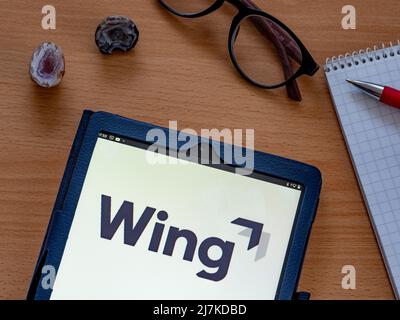 Auf diesem Foto Illustration Wing, Tochtergesellschaft von Alphabet Inc. Logo auf einem Tablet zu sehen Stockfoto