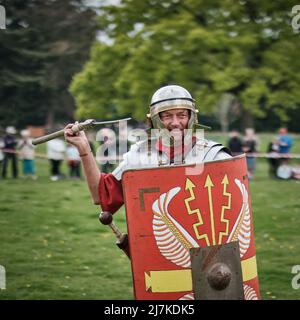 Ein Roman Legionär demonstriert beim No man's Land Event in der Bodrhyddan Hall, Wales, das Werfen eines Pilums Stockfoto