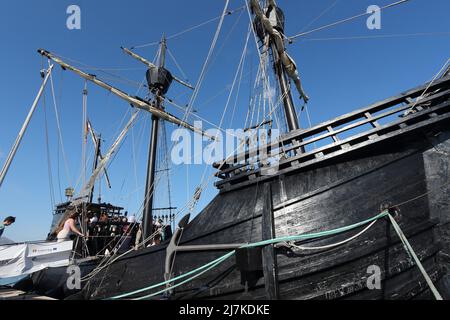 Nachbildung der alten spanischen Galeone Nao Victoria im Hafen von Fuenlgirola, Malaga, Spanien. Stockfoto