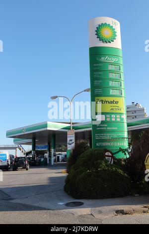 Fuengirola, Malaga, Spanien. Kraftstoffpreise an der BP-Tankstelle am 6.. Mai 2022. Stockfoto