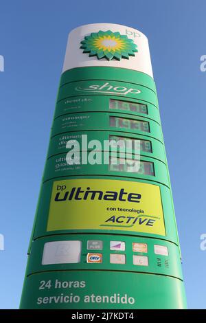 Fuengirola, Malaga, Spanien. Kraftstoffpreise an der BP-Tankstelle am 6.. Mai 2022. Stockfoto