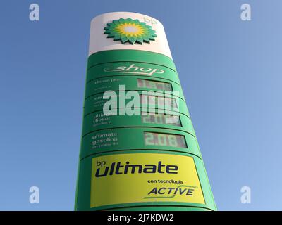 Fuengirola, Malaga, Spanien. Kraftstoffpreise an der BP-Tankstelle am 6.. Mai 2022. Stockfoto