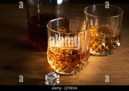 Eine Flasche Cognac mit zwei Gläsern Stockfoto