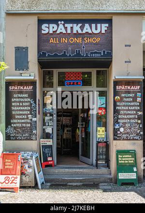 Spätkauf All in One Shop. 24-Stunden-Geschäft mit späten Öffnungszeiten in der Kastanien Allee, Prenzlauer Berg, Berlin Stockfoto