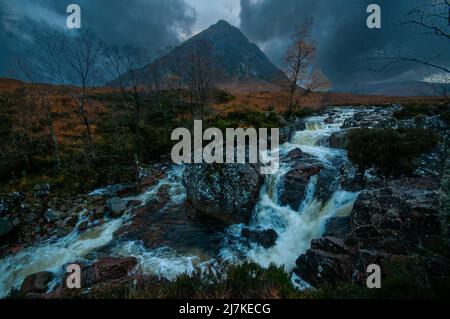 Abend versagt über Ben Etive (Gälisch: Buachaille Etive Mòr, was 'der große Hirte von Etive' bedeutet) in Glen Coe, schottischen Highlands Stockfoto