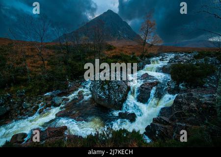 Abend versagt über Ben Etive (Gälisch: Buachaille Etive Mòr, was 'der große Hirte von Etive' bedeutet) in Glen Coe, schottischen Highlands Stockfoto