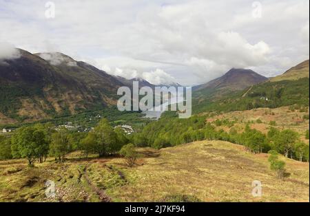 Blick auf das schottische Highland-Dorf Kinlochleven mit Loch Leven im Hintergrund. Stockfoto