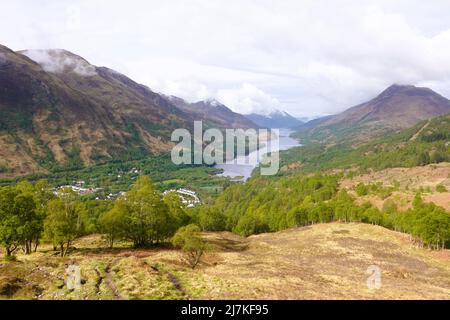 Blick auf das schottische Highland-Dorf Kinlochleven mit Loch Leven im Hintergrund. Stockfoto