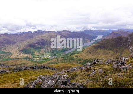 Blick auf das schottische Highland-Dorf Kinlochleven mit Loch Leven im Hintergrund. Stockfoto