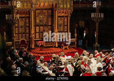 Mitglieder des Oberhauses nehmen ihre Sitze vor der Eröffnung des Parlaments im Oberhaus in London ein. Bilddatum: Dienstag, 10. Mai 2022. Stockfoto