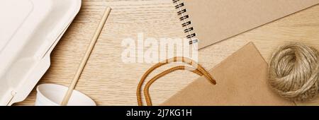 Umweltfreundliches Konzept, Food Box Pappbecher Papiertasche Notebook und Jute Seil aus Naturfaser. Stockfoto