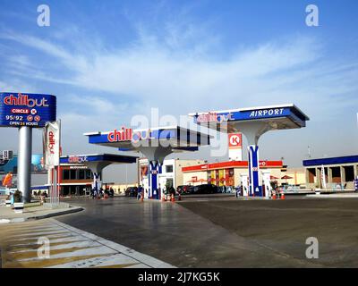 Kairo, Ägypten, November 13 2021: Selektiver Fokus der Chillout Gas- und Ölstation mit blauem bewölktem Himmel, einer Tankstelle nahe dem Flughafen Kairo mit c Stockfoto