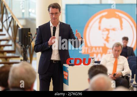 29. April 2022, Nordrhein-Westfalen, Köln: Hendrik Wüst, Spitzenkandidat der CDU für die Landtagswahl in Nordrhein-Westfalen, spricht bei einer Wahlkampfveranstaltung im Gürzenich in Köln. (To dpa 'Frikadelle mit Kakao - wie Wüst und Kutschaty Wahlkampf machen') Foto: Henning Kaiser/dpa Stockfoto