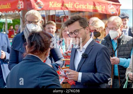 28. April 2022, Nordrhein-Westfalen, Köln: Thomas Kutschaty, Spitzenkandidat der SPD für die Landtagswahl in Nordrhein-Westfalen, verteilt Werbematerial auf einem Markt in Leverkusen-Opladen. (To dpa 'Frikadelle mit Kakao - wie Wüst und Kutschaty Wahlkampf machen') Foto: Henning Kaiser/dpa Stockfoto