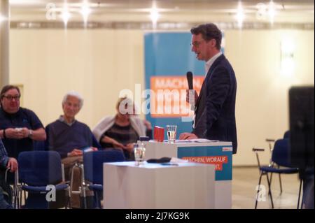 29. April 2022, Nordrhein-Westfalen, Köln: Hendrik Wüst, Spitzenkandidat der CDU für die Landtagswahl in Nordrhein-Westfalen, spricht bei einer Wahlkampfveranstaltung im Gürzenich in Köln. (To dpa 'Frikadelle mit Kakao - wie Wüst und Kutschaty Wahlkampf machen') Foto: Henning Kaiser/dpa Stockfoto