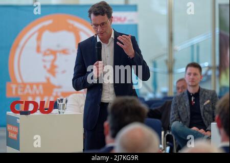 29. April 2022, Nordrhein-Westfalen, Köln: Hendrik Wüst, Spitzenkandidat der CDU für die Landtagswahl in Nordrhein-Westfalen, spricht bei einer Wahlkampfveranstaltung im Gürzenich in Köln. (To dpa 'Frikadelle mit Kakao - wie Wüst und Kutschaty Wahlkampf machen') Foto: Henning Kaiser/dpa Stockfoto