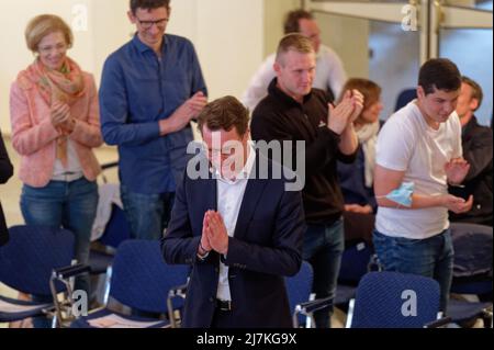 29. April 2022, Nordrhein-Westfalen, Köln: Hendrik Wüst, der Spitzenkandidat der CDU für die Landtagswahl in Nordrhein-Westfalen, kommt zu einer Wahlkampfveranstaltung im Gürzenich in Köln. (To dpa 'Frikadelle mit Kakao - wie Wüst und Kutschaty Wahlkampf machen') Foto: Henning Kaiser/dpa Stockfoto