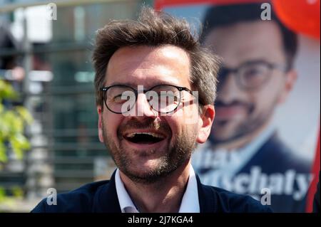 28. April 2022, Nordrhein-Westfalen, Köln: Thomas Kutschaty, Spitzenkandidat der SPD für die Landtagswahl, spricht am Wiener Platz in Köln-Mühlheim. (To dpa 'Frikadelle mit Kakao - wie Wüst und Kutschaty Wahlkampf machen') Foto: Henning Kaiser/dpa Stockfoto