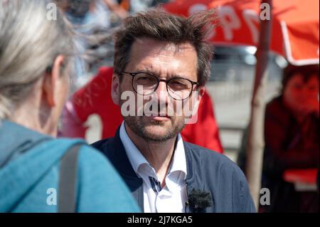 28. April 2022, Nordrhein-Westfalen, Köln: Thomas Kutschaty, Spitzenkandidat der SPD für die Landtagswahl, spricht am Wiener Platz in Köln-Mühlheim. (To dpa 'Frikadelle mit Kakao - wie Wüst und Kutschaty Wahlkampf machen') Foto: Henning Kaiser/dpa Stockfoto