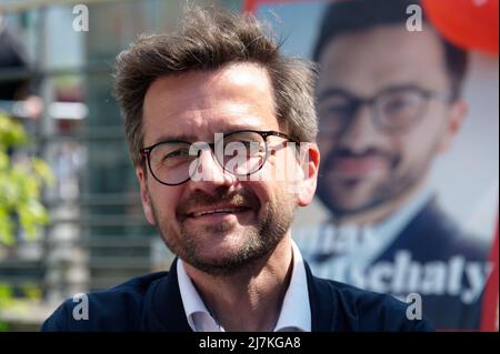 28. April 2022, Nordrhein-Westfalen, Köln: Thomas Kutschaty, Spitzenkandidat der SPD für die Landtagswahl, spricht am Wiener Platz in Köln-Mühlheim. (To dpa 'Frikadelle mit Kakao - wie Wüst und Kutschaty Wahlkampf machen') Foto: Henning Kaiser/dpa Stockfoto