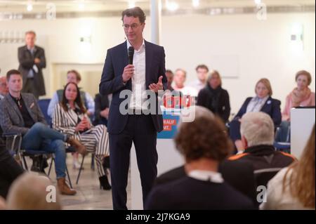 29. April 2022, Nordrhein-Westfalen, Köln: Hendrik Wüst, Spitzenkandidat der CDU für die Landtagswahl in Nordrhein-Westfalen, spricht bei einer Wahlkampfveranstaltung im Gürzenich in Köln. (To dpa 'Frikadelle mit Kakao - wie Wüst und Kutschaty Wahlkampf machen') Foto: Henning Kaiser/dpa Stockfoto