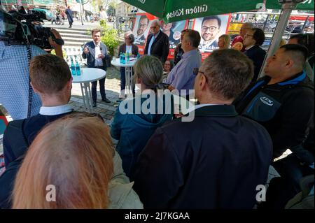 28. April 2022, Nordrhein-Westfalen, Köln: Thomas Kutschaty, Spitzenkandidat der SPD für die Landtagswahl, spricht am Wiener Platz in Köln-Mühlheim. (To dpa 'Frikadelle mit Kakao - wie Wüst und Kutschaty Wahlkampf machen') Foto: Henning Kaiser/dpa Stockfoto