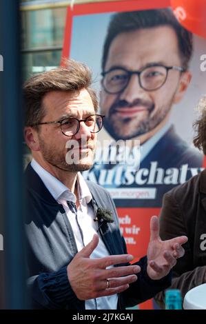 28. April 2022, Nordrhein-Westfalen, Köln: Thomas Kutschaty, Spitzenkandidat der SPD für die Landtagswahl, spricht am Wiener Platz in Köln-Mühlheim. (To dpa 'Frikadelle mit Kakao - wie Wüst und Kutschaty Wahlkampf machen') Foto: Henning Kaiser/dpa Stockfoto