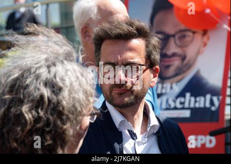 28. April 2022, Nordrhein-Westfalen, Köln: Thomas Kutschaty, Spitzenkandidat der SPD für die Landtagswahl, spricht am Wiener Platz in Köln-Mühlheim. (To dpa 'Frikadelle mit Kakao - wie Wüst und Kutschaty Wahlkampf machen') Foto: Henning Kaiser/dpa Stockfoto