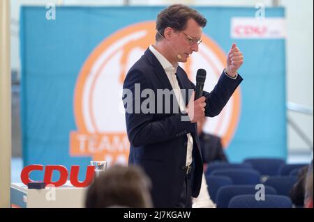 29. April 2022, Nordrhein-Westfalen, Köln: Hendrik Wüst, Spitzenkandidat der CDU für die Landtagswahl in Nordrhein-Westfalen, spricht bei einer Wahlkampfveranstaltung im Gürzenich in Köln. (To dpa 'Frikadelle mit Kakao - wie Wüst und Kutschaty Wahlkampf machen') Foto: Henning Kaiser/dpa Stockfoto