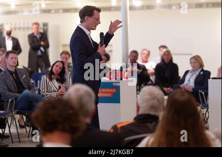 29. April 2022, Nordrhein-Westfalen, Köln: Hendrik Wüst, Spitzenkandidat der CDU für die Landtagswahl in Nordrhein-Westfalen, spricht bei einer Wahlkampfveranstaltung im Gürzenich in Köln. (To dpa 'Frikadelle mit Kakao - wie Wüst und Kutschaty Wahlkampf machen') Foto: Henning Kaiser/dpa Stockfoto