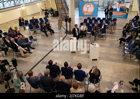 29. April 2022, Nordrhein-Westfalen, Köln: Hendrik Wüst, Spitzenkandidat der CDU für die Landtagswahl in Nordrhein-Westfalen, spricht bei einer Wahlkampfveranstaltung im Gürzenich in Köln. (To dpa 'Frikadelle mit Kakao - wie Wüst und Kutschaty Wahlkampf machen') Foto: Henning Kaiser/dpa Stockfoto