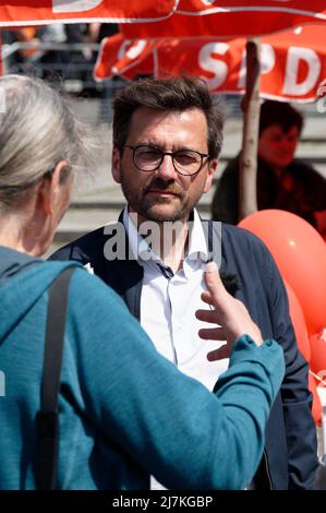 28. April 2022, Nordrhein-Westfalen, Köln: Thomas Kutschaty, Spitzenkandidat der SPD für die Landtagswahl, spricht am Wiener Platz in Köln-Mühlheim. (To dpa 'Frikadelle mit Kakao - wie Wüst und Kutschaty Wahlkampf machen') Foto: Henning Kaiser/dpa Stockfoto