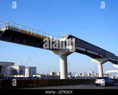 Kairo, Ägypten, Dezember 18 2021: Installation des ägyptischen Monorail-Systems auf seiner Schiene auf Beton- und Stahlstützen, selektiver Fokus eines Konstrukts Stockfoto