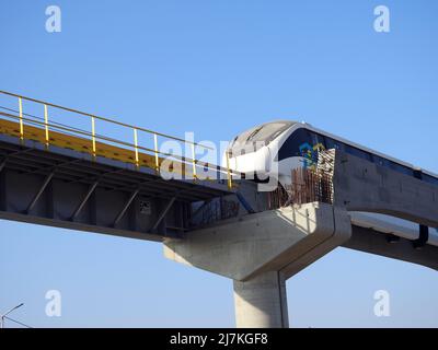 Kairo, Ägypten, Dezember 18 2021: Installation des ägyptischen Monorail-Systems auf seiner Schiene auf Beton- und Stahlstützen, selektiver Fokus eines Konstrukts Stockfoto