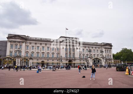 London, Großbritannien. 09.. Mai 2022. Gesamtansicht des Buckingham Palace. Rund um den Buckingham Palace laufen die Vorbereitungen für das Platin-Jubiläum der Königin, das 70.. Jubiläum der Thronbesteigung der Königin. Am 2-5. Juni findet ein spezielles, erweitertes Platinum Jubilee Weekend statt. Kredit: SOPA Images Limited/Alamy Live Nachrichten Stockfoto