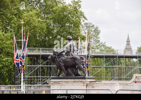 London, Großbritannien. 09.. Mai 2022. Vor dem Buckingham Palace sind Flaggen und Gerüste von Union Jack zu sehen. Rund um den Buckingham Palace laufen die Vorbereitungen für das Platin-Jubiläum der Königin, das 70.. Jubiläum der Thronbesteigung der Königin. Am 2-5. Juni findet ein spezielles, erweitertes Platinum Jubilee Weekend statt. Kredit: SOPA Images Limited/Alamy Live Nachrichten Stockfoto